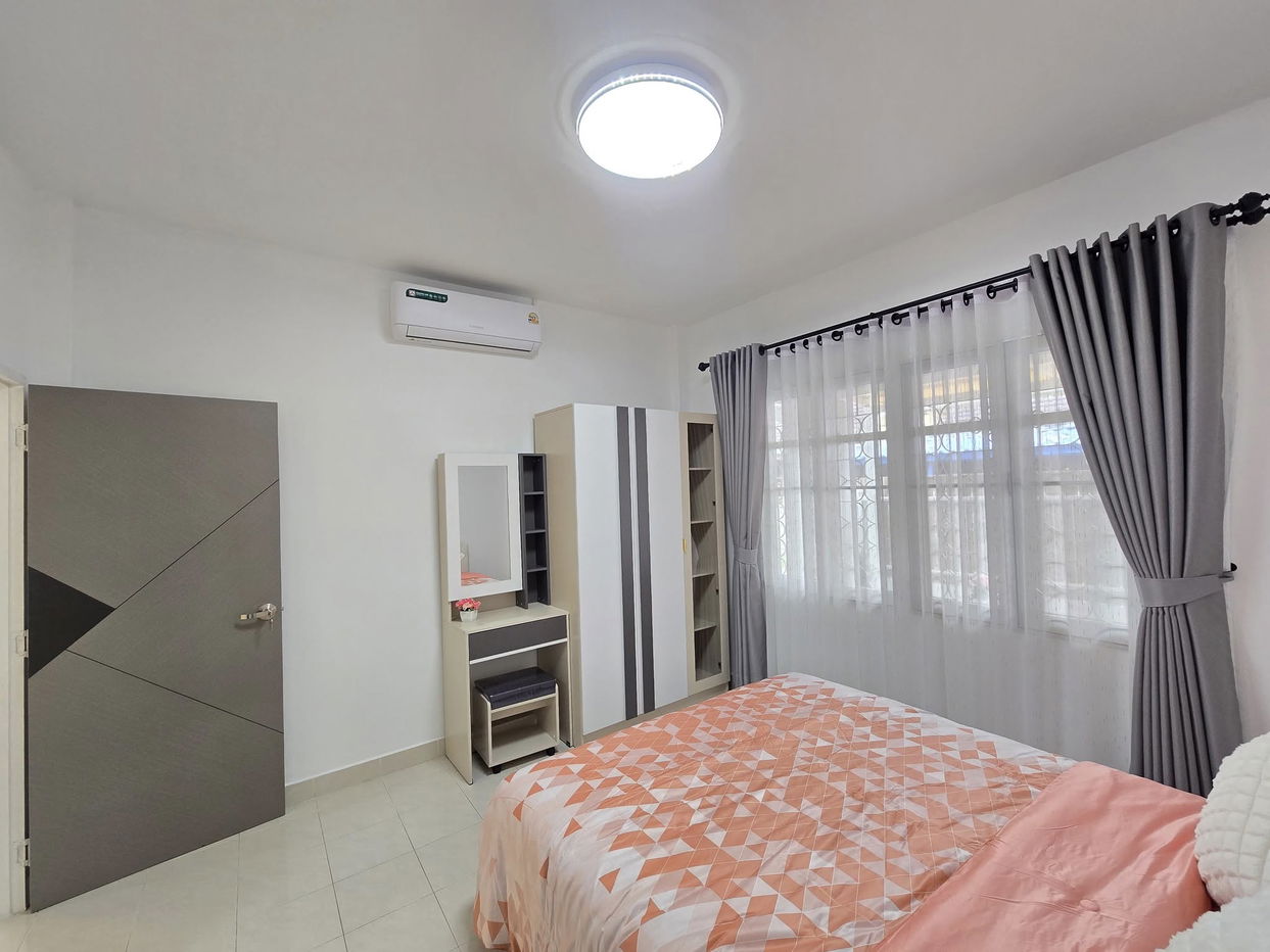 picture 2-Bedroom Semi-Detached House for Sale in Soi Noen Plub Wan - 5/11