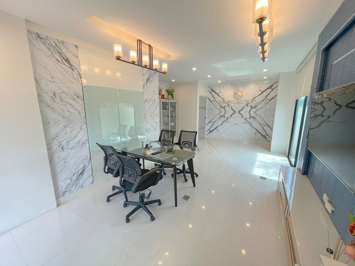 picture 4 Bedrooms House in East Pattaya for Sale - 16/19