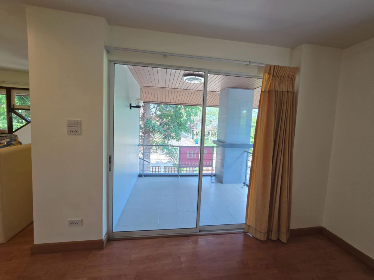 picture Charming 4-Bedroom Thai-Style House for Sale - 4/8