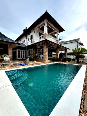 Houses for sale Wat Phra Yai : Spacious 8-Bedroom Pool Villa for Sale in Thepprasit