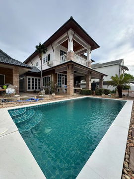 Spacious 8-Bedroom Pool Villa for Sale in Thepprasit