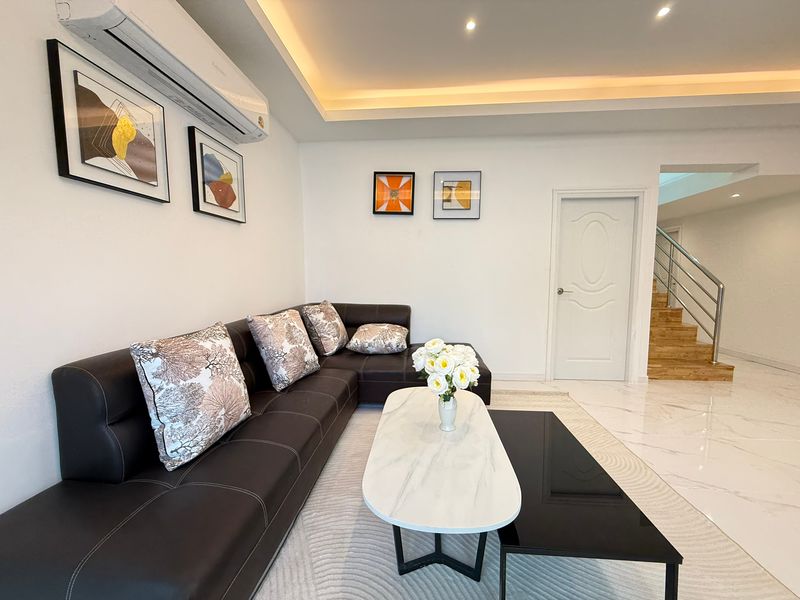 picture 8 Bedrooms Pool Villa in South Pattaya for Rent - 1/15