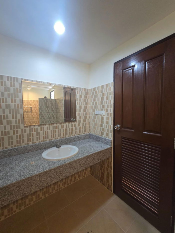 picture Charming 4-Bedroom Thai-Style House for Sale - 7/8