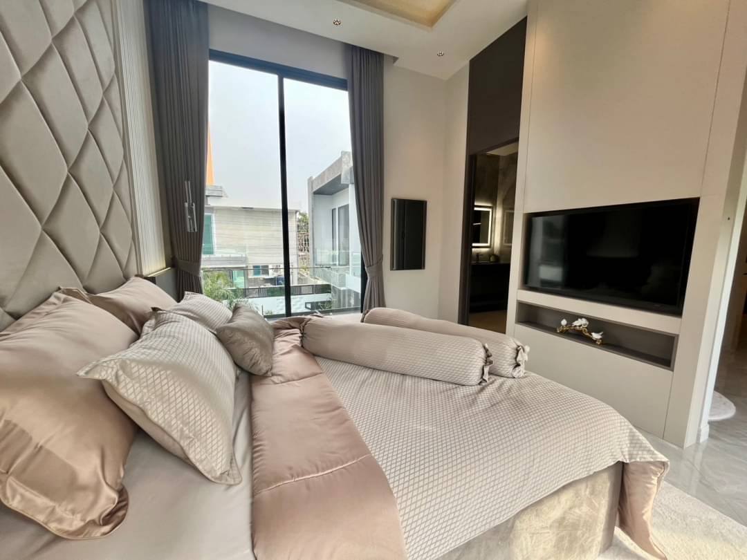 picture 5 Bedrooms Pool Villa for Sale in South Pattaya - 9/16