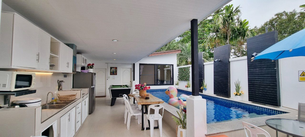 picture Pool Villa in Jomtien 4 Bedrooms for Rent - 2/17