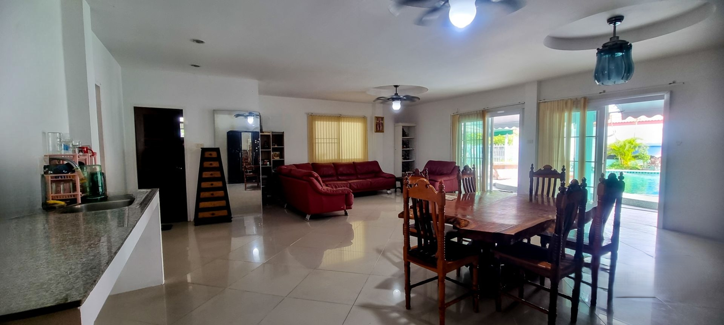 picture Exquisite 3-Storey Luxury Residence for Sale in Bang Saray - 5/19