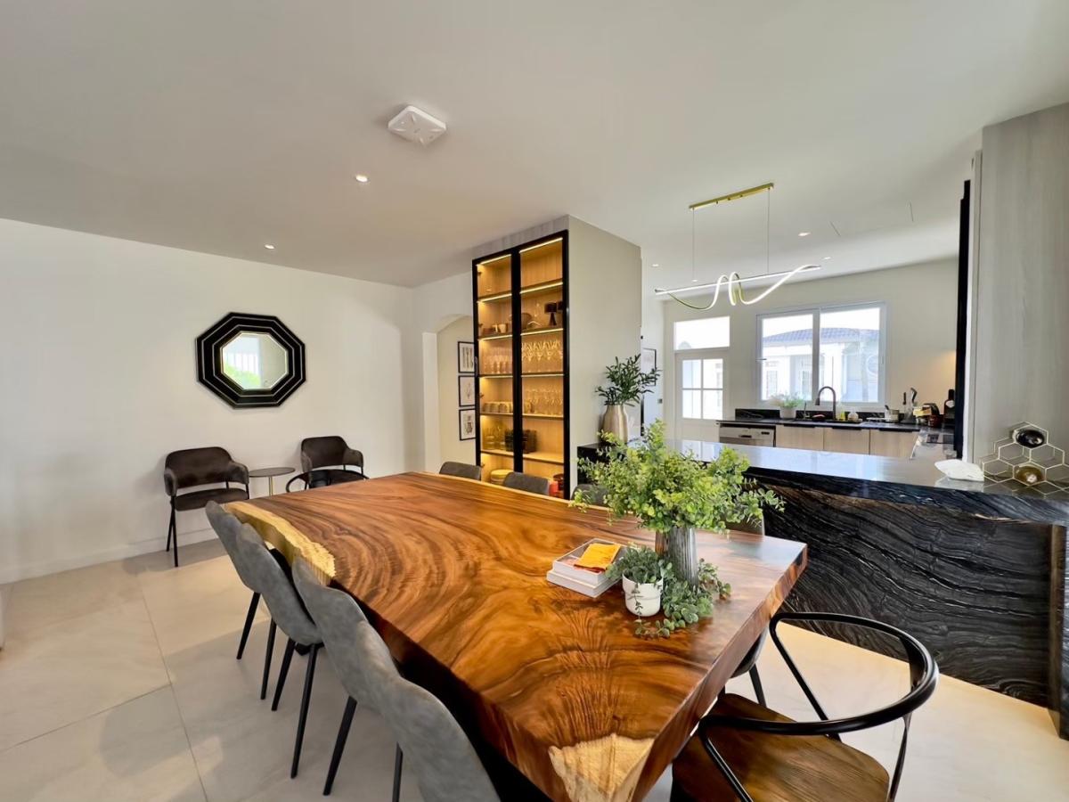 picture 5 Bedrooms Beachfront House in Na Jomtien for Sale - 6/15