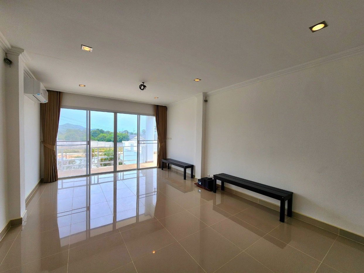picture Luxury Pool Villa for Sale in Bang Saray - 10/20