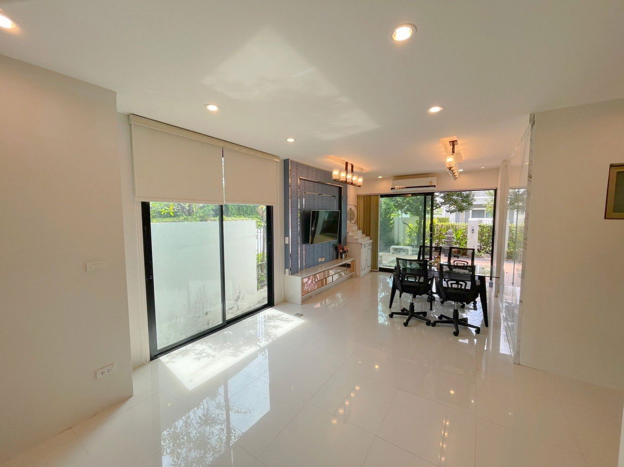 picture 4 Bedrooms House in East Pattaya for Sale - 18/19