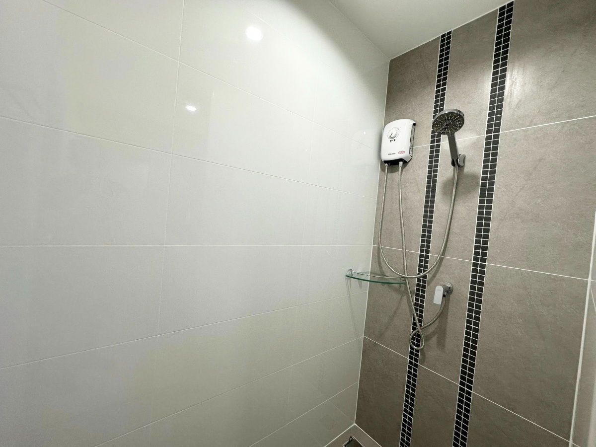 picture Two storey house for rent with 3 bedrooms,3 toilets and 1 kitchen.  - 13/19