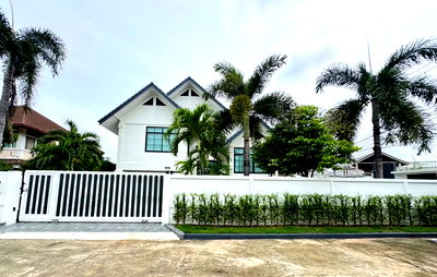 Houses for sale Lieb Tang Rodfai : Luxury 3-Storey Pool Villa for Sale – North Pattaya