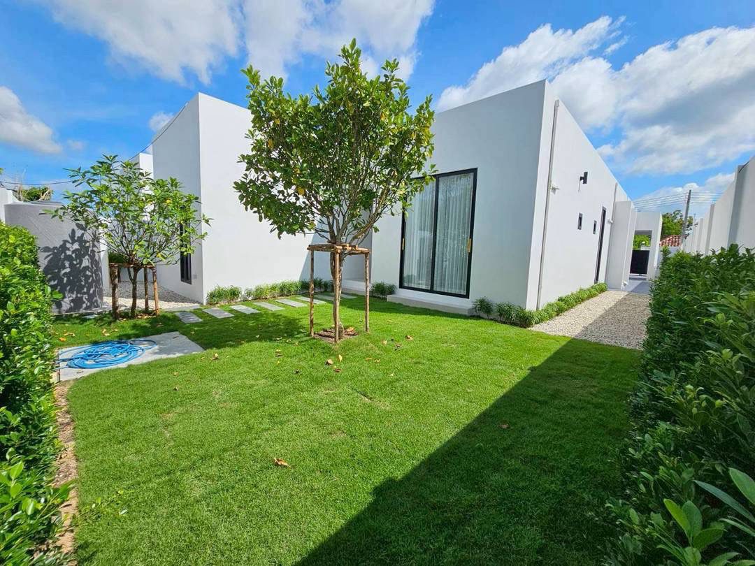 picture Modern Luxury 3-Bedroom Pool Villa for Sale – Mabprachan - 3/10