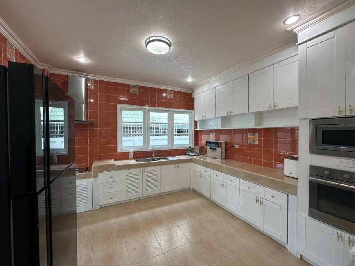 รูป Spacious 8-Bedroom Pool Villa for Sale in Thepprasit - รูปที่ 5/16