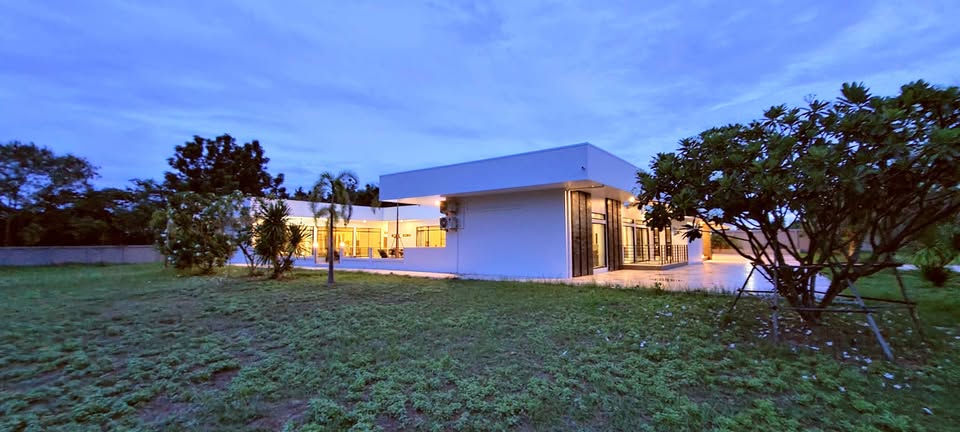 picture Modern Luxury 5 Bedrooms Pool Villa in Khon Kaen for Sale - 7/14