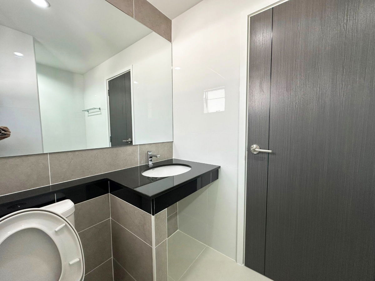 picture Two storey house for rent with 3 bedrooms,3 toilets and 1 kitchen.  - 14/19