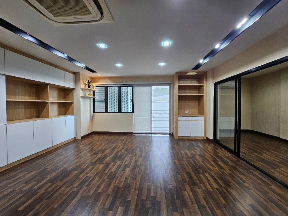 รูป ขายด่วน ‼️ หากใครกำลังมองหาออฟฟิศ พร้อมเข้าอยู่เลย แนะนำที่นี่ค่ะ อยู่หลังด้านหน้าในโครงการดิสทริค เอกมัย-รามอินทรา (DISTRICT EKKAMAI-RAMINTRA) - รูปที่ 15/20