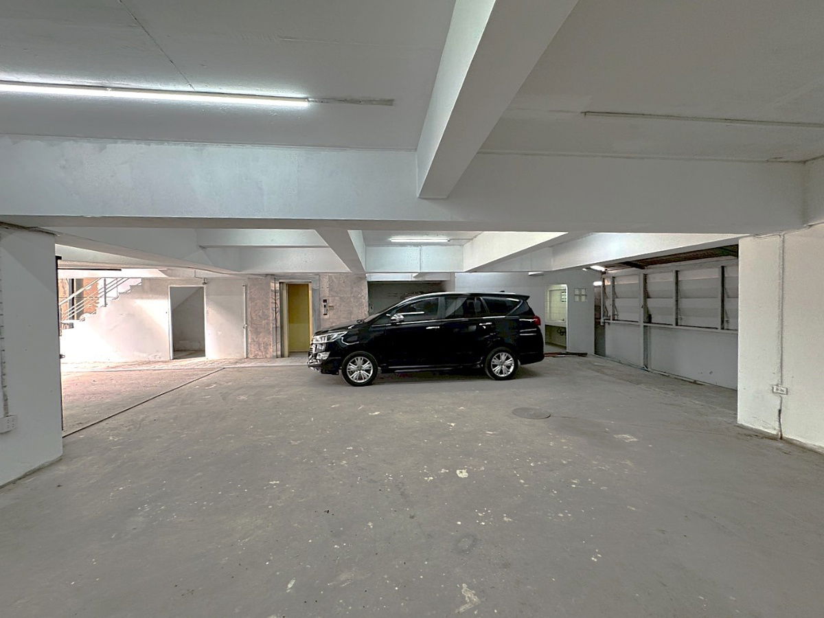 picture 🏢 A 7-storey building with a solid structure, located on Rama 9 Road 💥 Special Price 💥 - 24/28