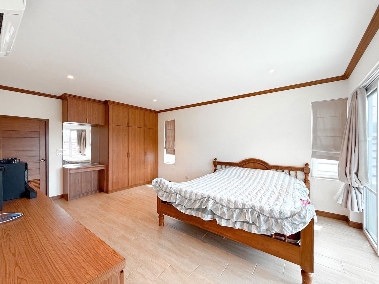 picture Luxury House for Sale in Bang Saray - 12/16