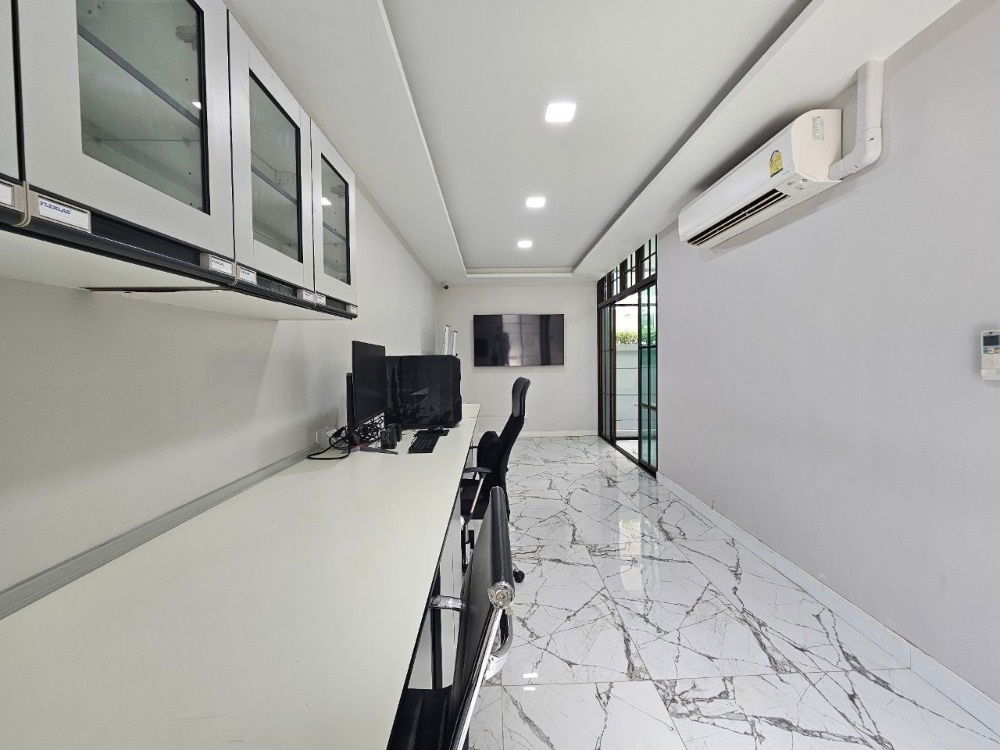 รูป ขายด่วน ‼️ หากใครกำลังมองหาออฟฟิศ พร้อมเข้าอยู่เลย แนะนำที่นี่ค่ะ อยู่หลังด้านหน้าในโครงการดิสทริค เอกมัย-รามอินทรา (DISTRICT EKKAMAI-RAMINTRA) - รูปที่ 8/20