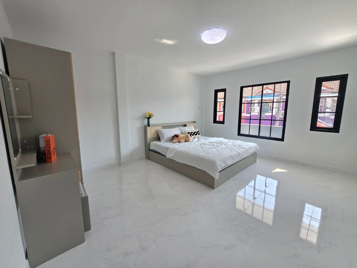 รูป ทาวน์เฮ้าส์ รีโนเวท พร้อมหิ้วกระเป๋าเข้าอยู่ได้เลย  หมู่บ้าน เคซี.รามอินทรา 8 ถนนไทยรามัญ คลองสามวา เฟอร์นิเจอร์มากมาย - รูปที่ 16/26