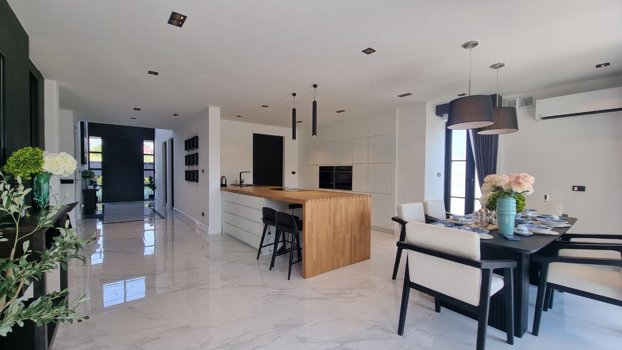 picture Luxury Pool Villa in Mabprachan for Sale - 4/26