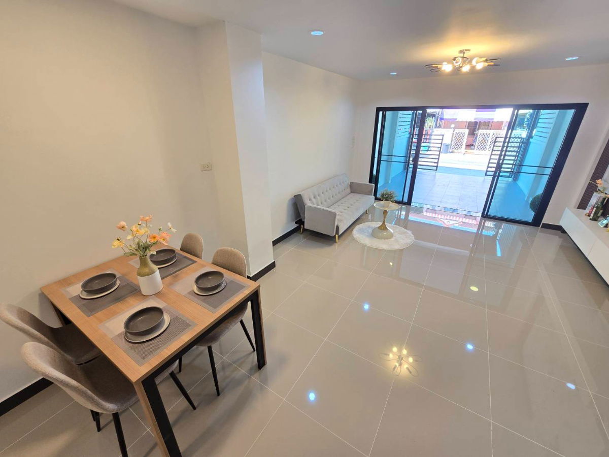 รูป ทาวน์เฮ้าส์ รีโนเวทใหม่ ทำเลดี ตกแต่งใหม่ หมู่บ้าน เคซี รามอินทรา 8  (ซ.26 )ถนนไทยรามัญ คลองสามวา พร้อมเฟอร์นิเจอร์ - รูปที่ 11/21