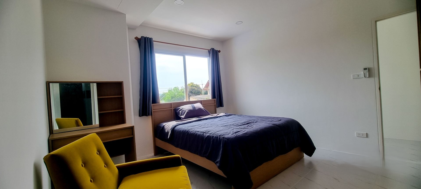 picture Exquisite 3-Storey Luxury Residence for Sale in Bang Saray - 14/19