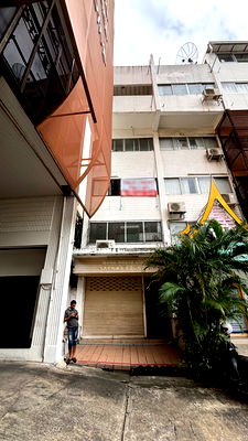 อาคารพาณิชย์ เอสพลานาด รัชดาภิเษก : ขาย อาคารพาณิชย์ 14 ตร.ว. ทำเลดี ถนนเพรชบุรี