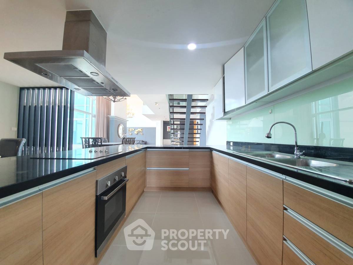 picture 4-BR Condo at Circle Condominium near MRT Phetchaburi (ID 515679) - 8/23