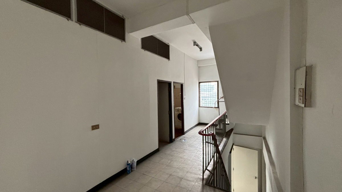 picture Commercial building for sale, 14 sq wah, good location on Petchburi Road. - 7/43