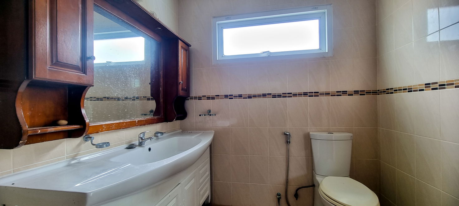 picture Exquisite 3-Storey Luxury Residence for Sale in Bang Saray - 18/19