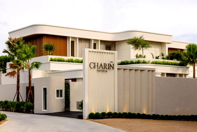 บ้านเดี่ยว บางละมุง ชลบุรี : CHARIN PATTAYA บ้านเดี่ยวหรู 2 ชั้น พร้อมสระว่ายน้ำส่วนตัว ดีไซน์ทันสมัย พื้นที่กว้างขวาง ใช้วัสดุคุณภาพสูง เริ่มต้นที่ 29.9 ลบ.*