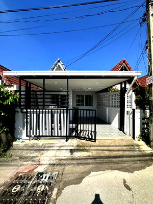 Houses for sale Lieb Tang Rodfai : Modern 2-Bedroom Condo in Soi Boonsampan