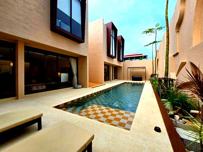 Houses for sale Wat Phra Yai : Luxury 5-Bedroom Pool Villa for Sale – Thappraya Road