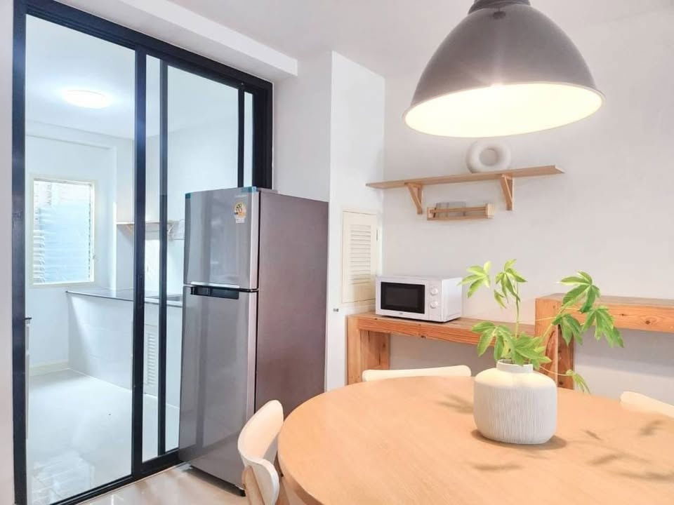 รูป 🔥 ทาวน์โฮม 2 ชั้น หลังมุมราคาดี ใกล้แม่โจ้! ถนนกว้าง 16 ม. อยู่จริงสบายมาก – โครงการอรสิริน 4 (สันทราย) - รูปที่ 3/16