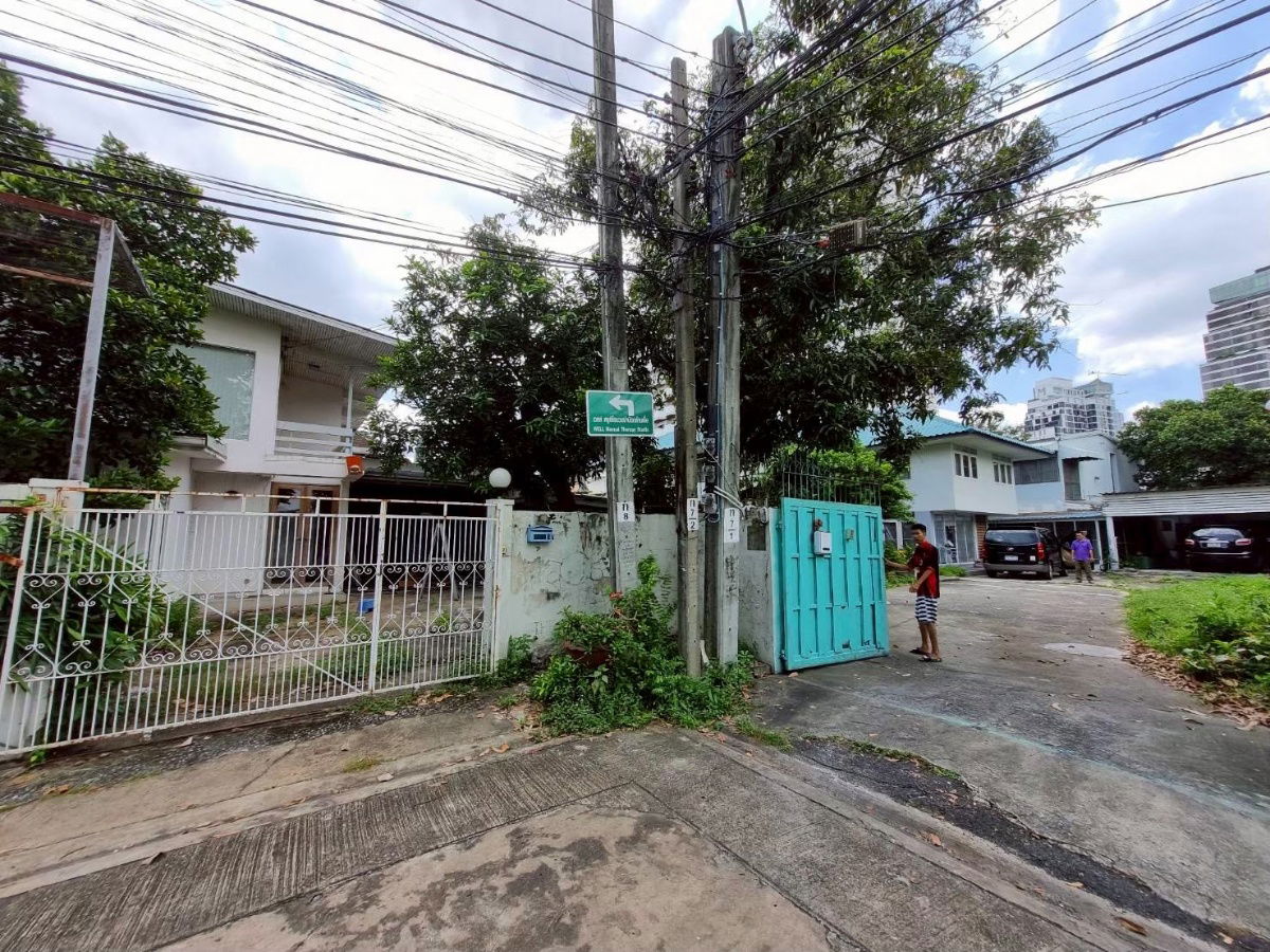 picture 3 Detached Houses with Land at Ekkamai - 3/4