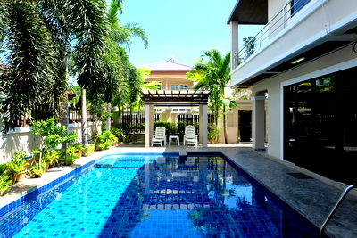 Houses for sale Lieb Tang Rodfai : Luxury Pool Residence for Sale in Thung Klom Talman