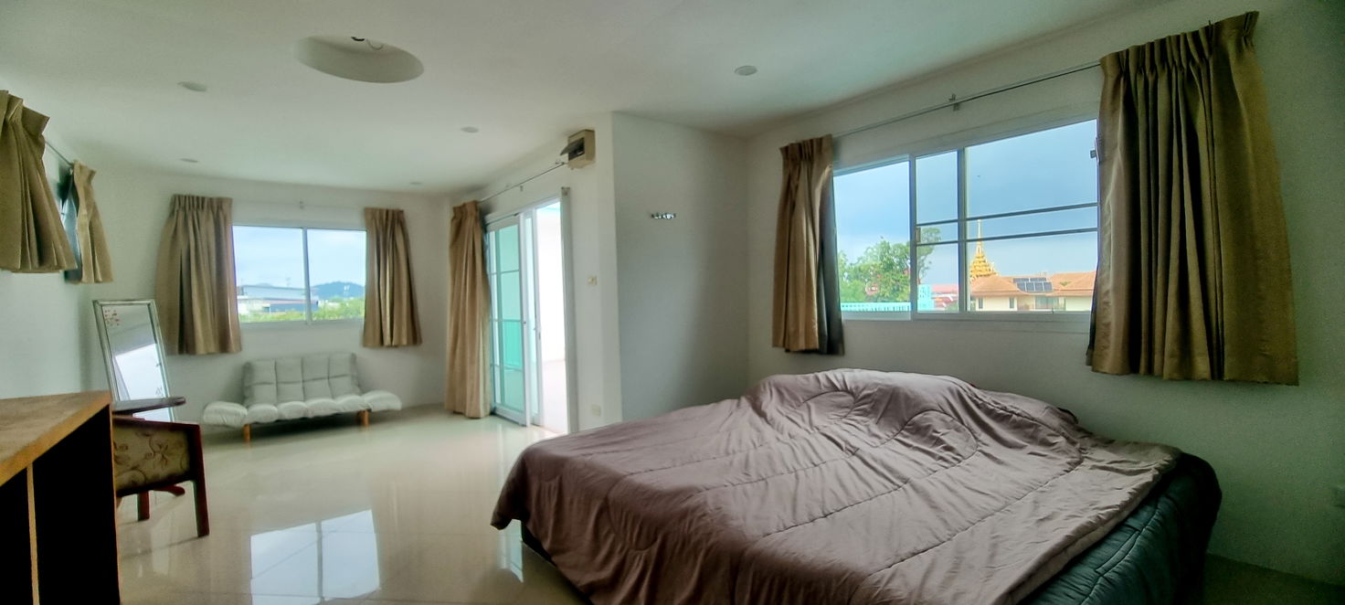 picture Exquisite 3-Storey Luxury Residence for Sale in Bang Saray - 11/19