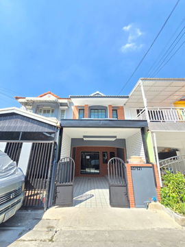 ทาวน์เฮ้าส์ รีโนเวท พร้อมหิ้วกระเป๋าเข้าอยู่ได้เลย หมู่บ้าน เคซี.รามอินทรา 8 ถนนไทยรามัญ คลองสามวา เฟอร์นิเจอร์มากมาย