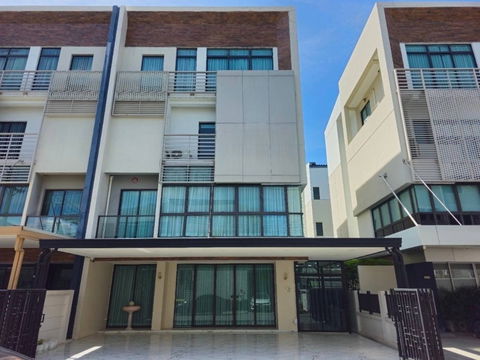 ขายด่วน ‼️ หากใครกำลังมองหาออฟฟิศ พร้อมเข้าอยู่เลย แนะนำที่นี่ค่ะ อยู่หลังด้านหน้าในโครงการดิสทริค เอกมัย-รามอินทรา (DISTRICT EKKAMAI-RAMINTRA)