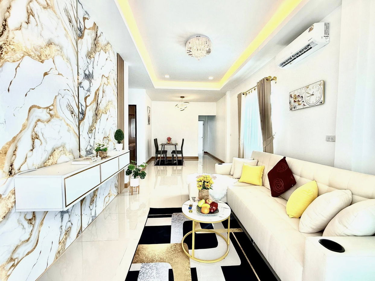 picture Single-Storey Townhouse for Sale in East Pattaya - 3/15