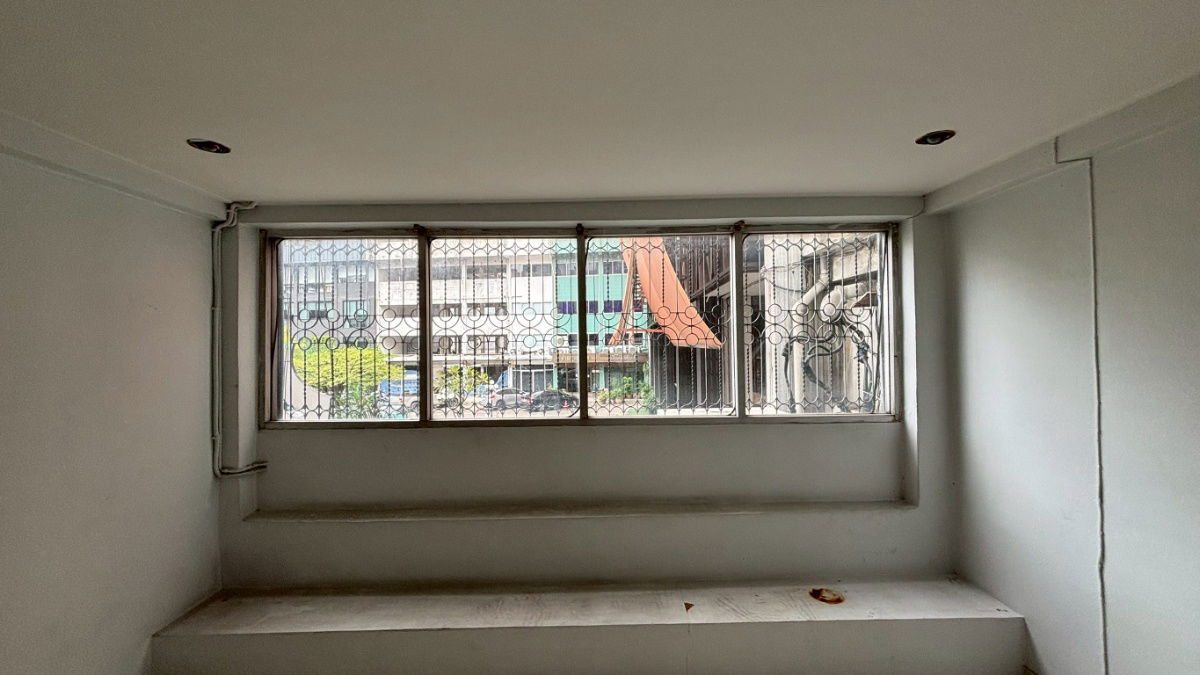 picture Commercial building for sale, 14 sq wah, good location on Petchburi Road. - 28/43