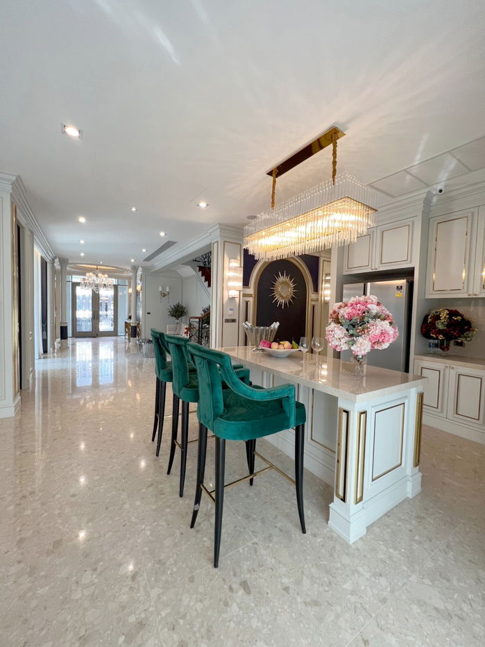 picture Stunning luxury mansion for sale in the prime Pinklao area. This residence is beautifully decorated and ready to move in - 9/20