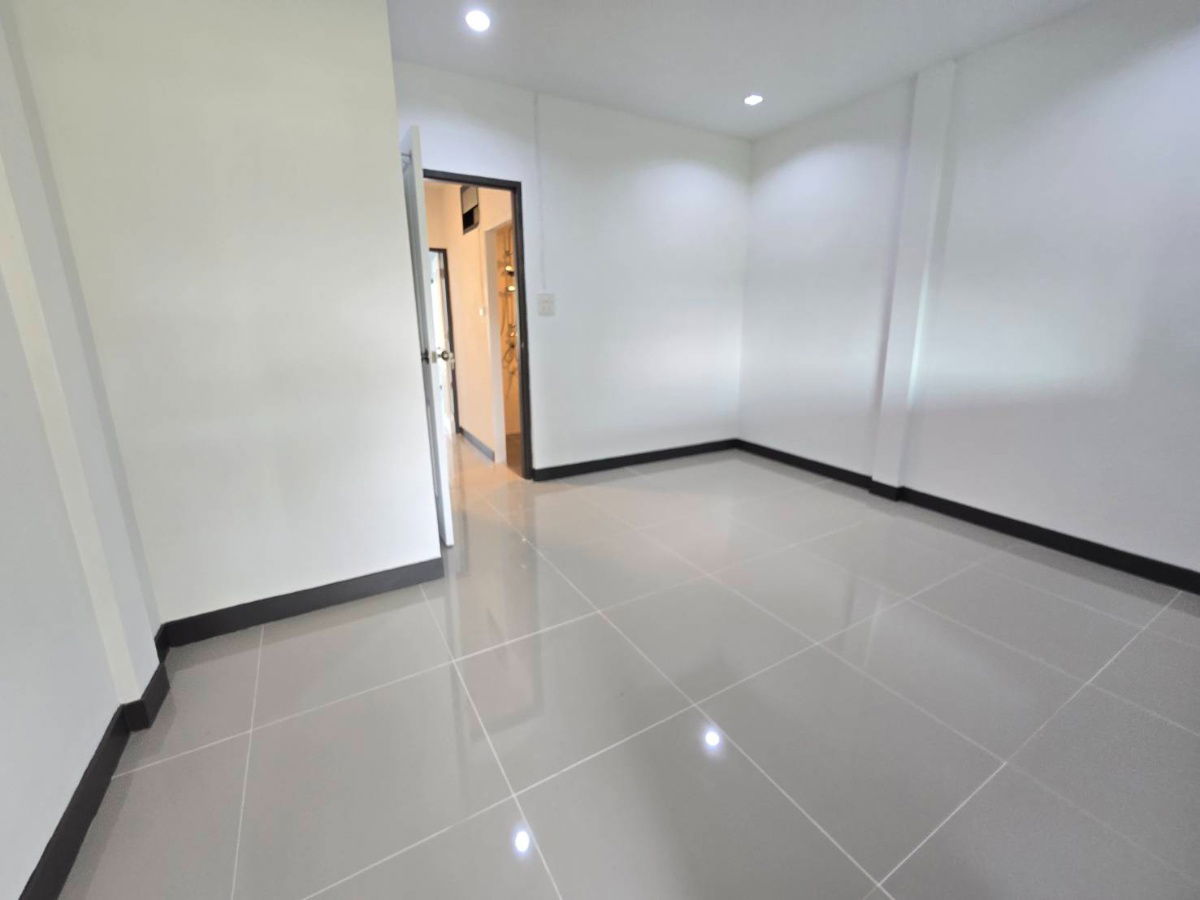 รูป ทาวน์เฮ้าส์2ชั้น รีโนเวทใหม่ ทำเลดี ใกล้สนามบินสุวรรณภูมิ หมู่บ้าน รุ่งนภาเพลส ซอยร่มเกล้า16 มีนบุรี - รูปที่ 29/33