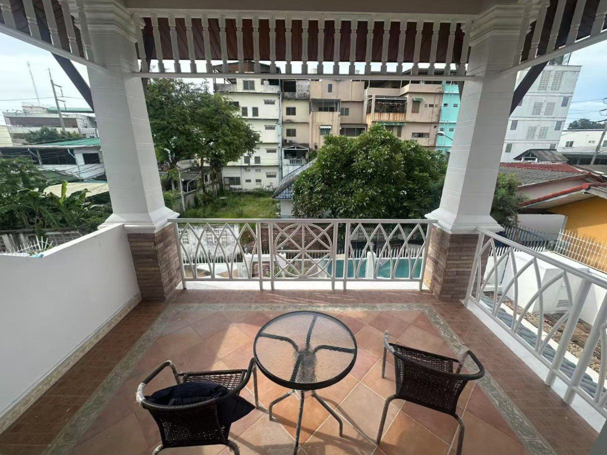 รูป Spacious 8-Bedroom Pool Villa for Sale in Thepprasit - รูปที่ 2/16