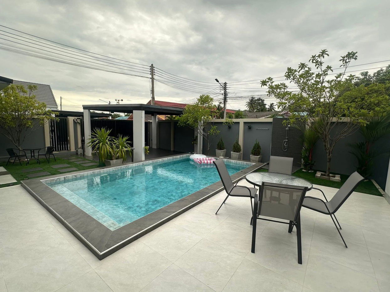 รูป วิลล่าสระว่ายน้ำ 3 ห้องนอนให้เช่า ในทำเลสยามคันทรีคลับ - รูปที่ 1/15