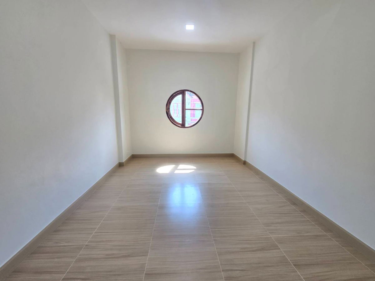 รูป ทาวน์เฮ้าส์ รีโนเวทใหม่ ทำเลดี พร้อมเฟอร์ฯ หมู่บ้าน บุศรินทร์-รามอินทรา ถนนพระยาสุเรนทร์ 40 คลองสามวา - รูปที่ 22/28