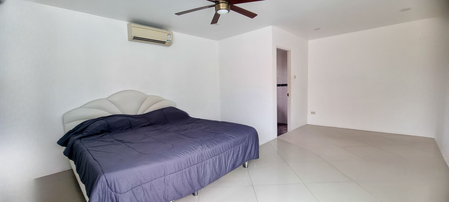 picture Exquisite 3-Storey Luxury Residence for Sale in Bang Saray - 13/19