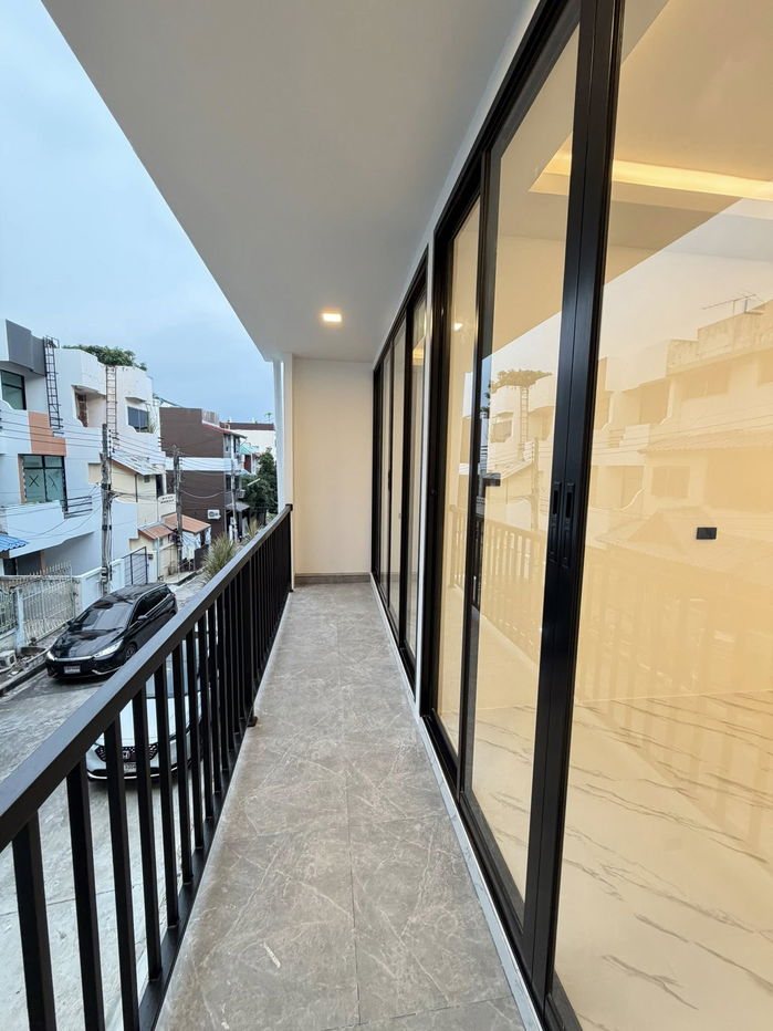 picture 3-Storey Renovated Townhome for Sale in Thappraya - 14/18