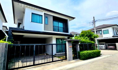 ขายบ้านเดี่ยว : ขายบ้านแฝด 2 ชั้น Britania Srinakarin ทำเลศักยภาพ ใกล้วัดหนามแดง สมุทรปราการ  ใกล้ BTS ศรีด่าน และเมกะบางนา